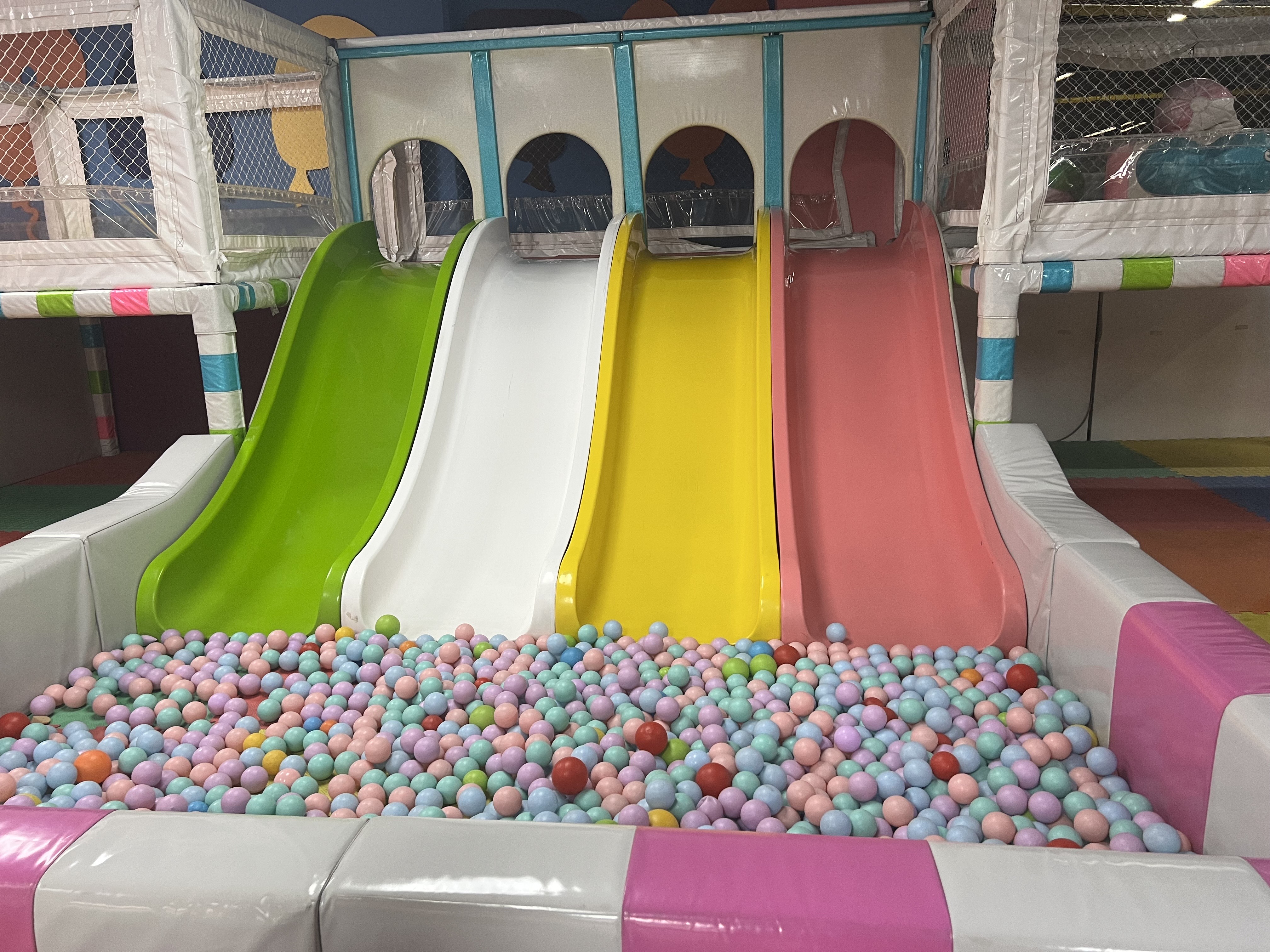 Kayseri Mixapark Top Havuzu ve Renkli Kaydıraklar - Çocuk Eğlence Merkezi Kapalı Oyun Alanı